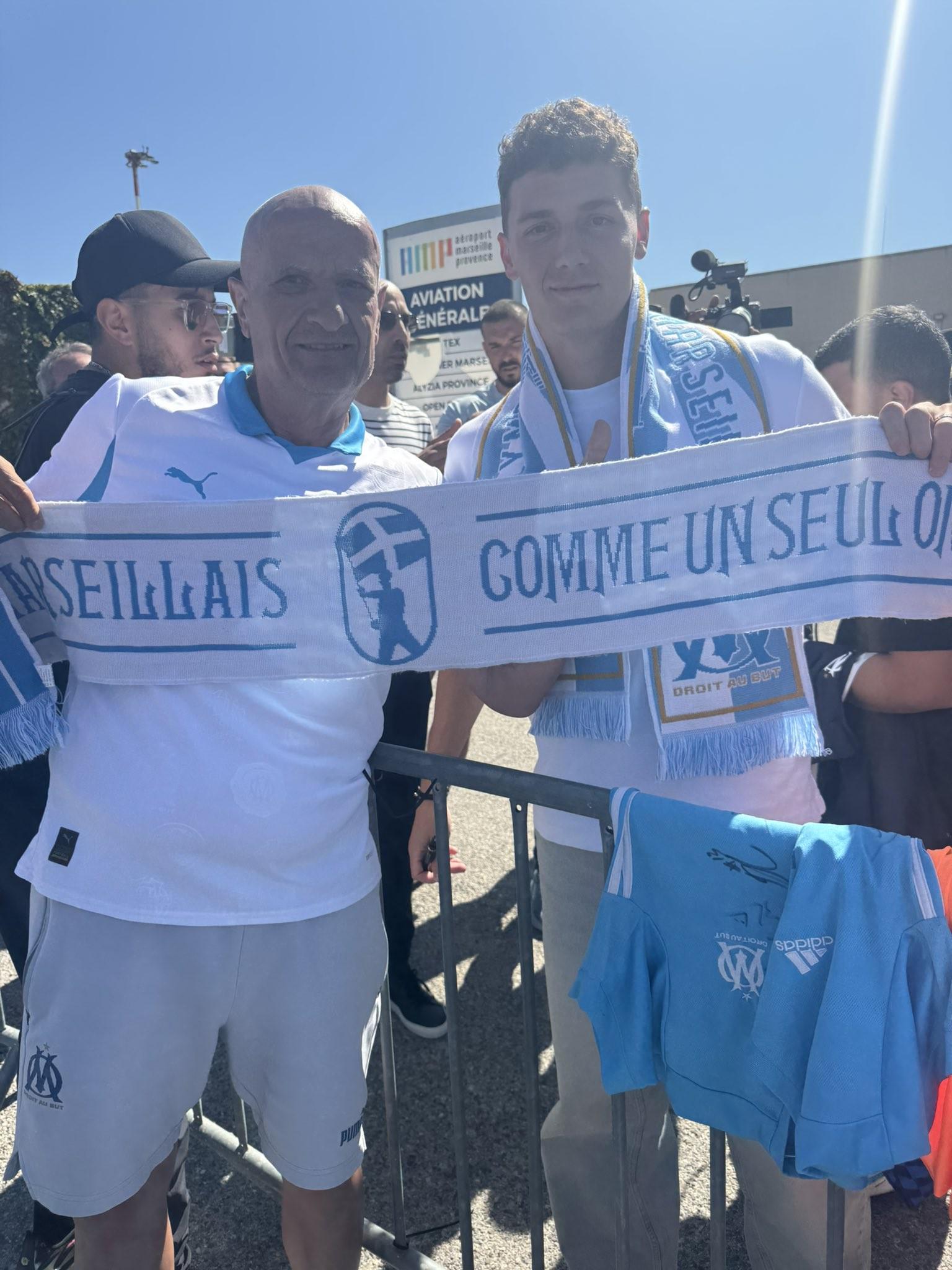 2026世界杯投注-法媒：帕瓦尔周三上午抵达马赛，并与本地球迷合影